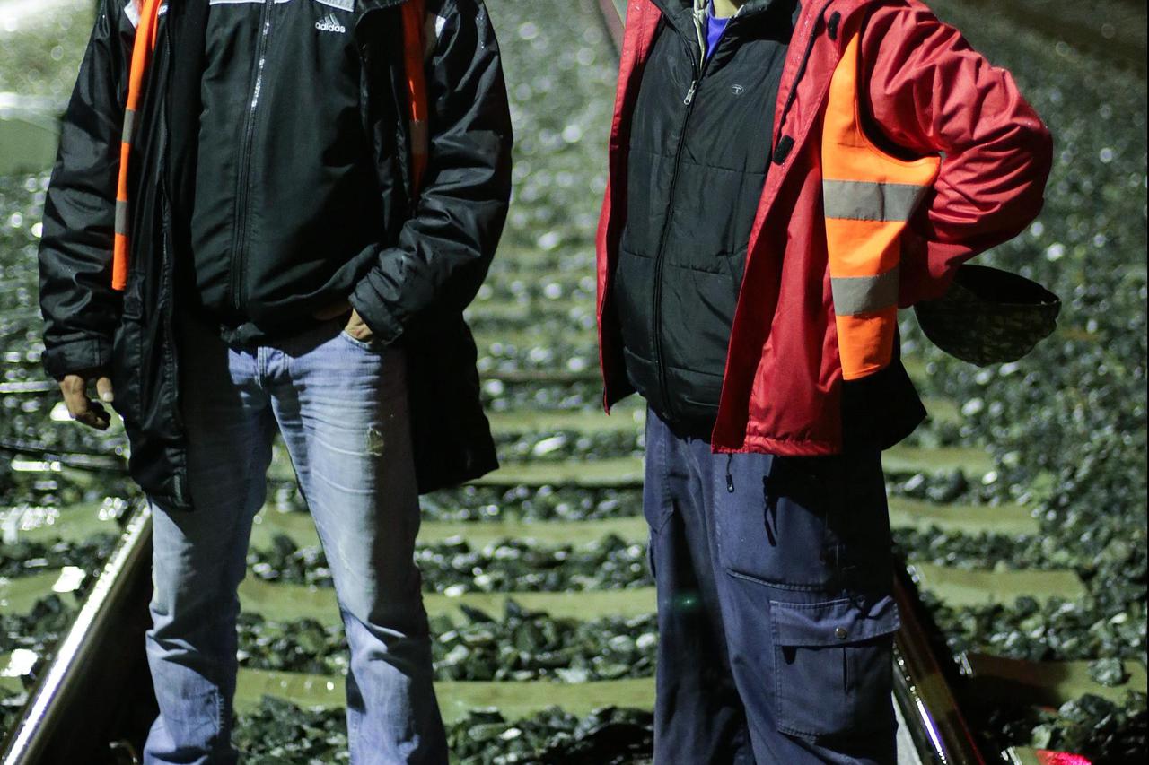 03.09.2014., Zagreb - Radnici HZ-a koji rade na obnovi kontaktne mreze na pruzi kod kolodvora Borongaj. Photo: Petar Glebov/PIXSELL