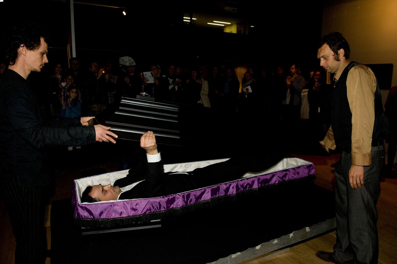 30.10.2014., Zagreb - U okviru 7. Zagrebi festivala u Laubi svecano je otvorena skupna izlozba Smrt pocetak kraja ili kraj pocetka. Performans Marija Perise. Photo: Davor Visnjic/PIXSELL