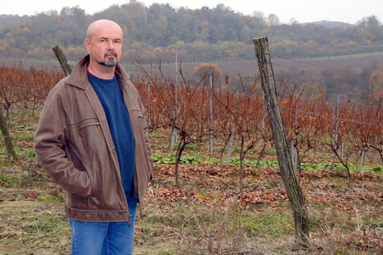 \'podravina -110111- lukavac- - slatina  - damir kufner u vinogradima koje je podigao u selu lukavac na zapustenom drzavnonm zemljistu koje je dobio u desetogodisnji zakup snimio dragutin santosi \'