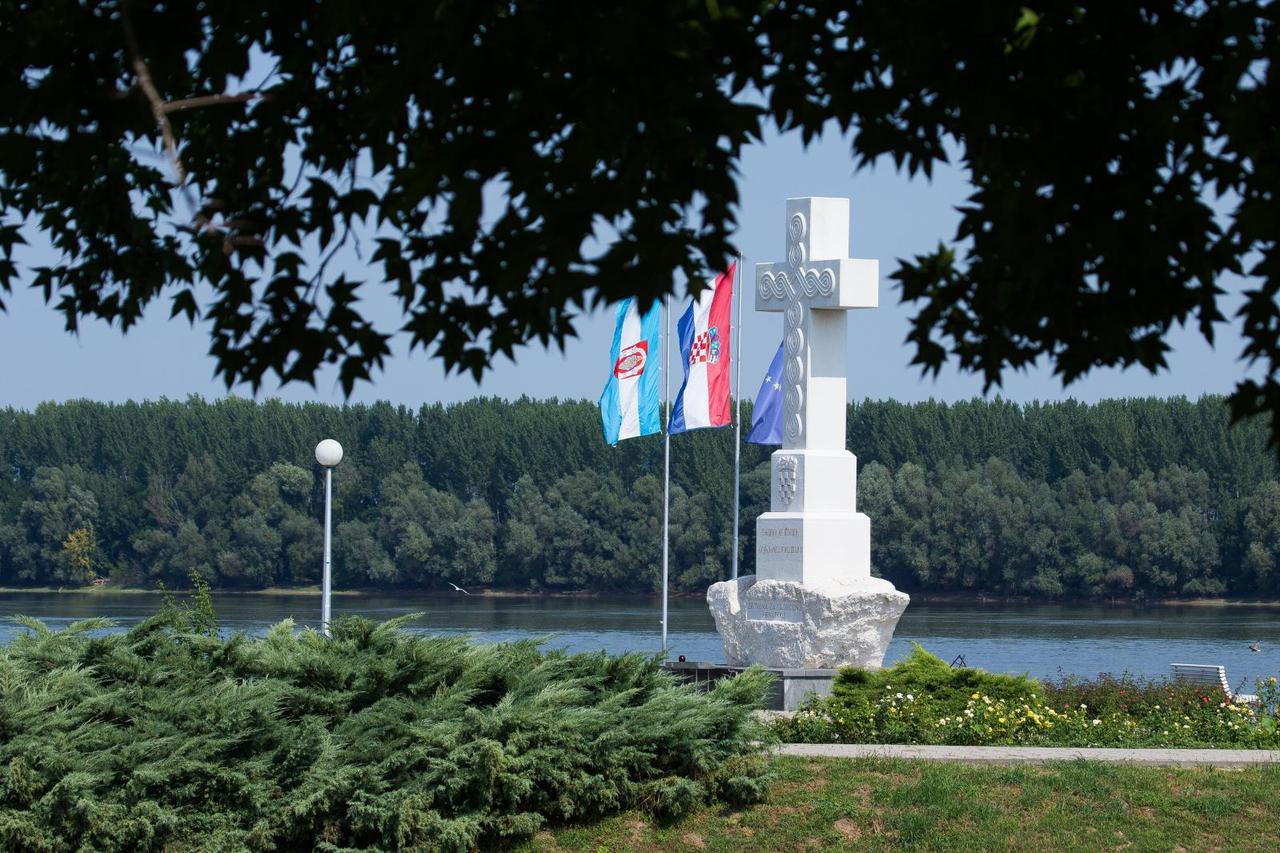 Vukovar: Središnji križ na ušću Vuke u Dunav