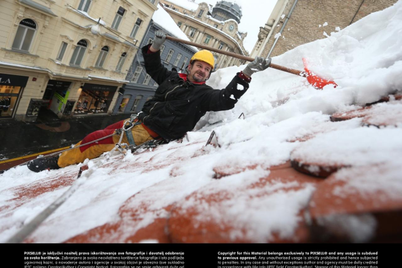 '17.01.2013., Zagreb - Snijeg koji je napadao proteklih dana otezao je promet i na krovovima zgrada i prijeti prolaznicima.  Photo: Marko Lukunic/PIXSELL'