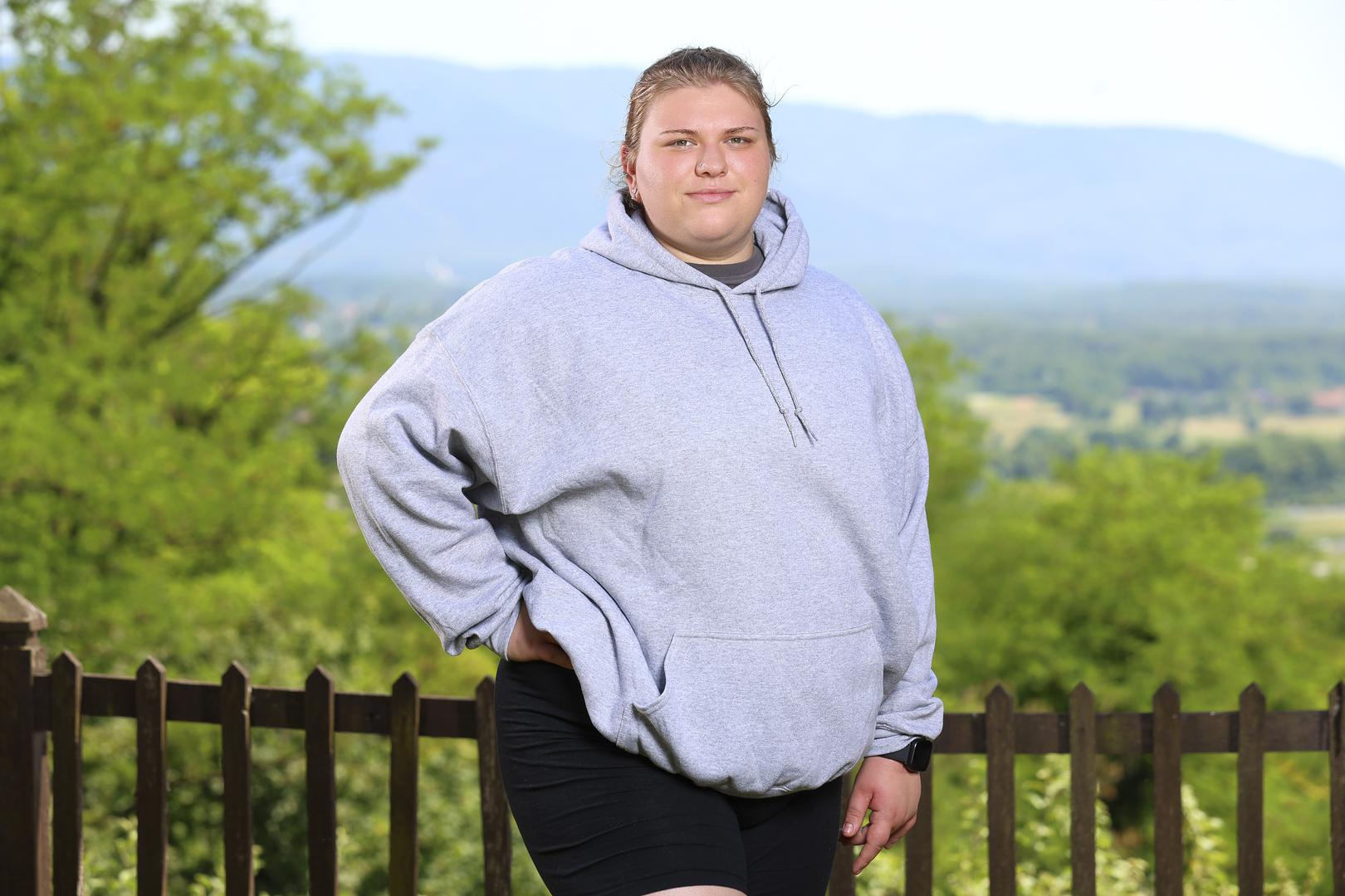 Ema dolazi iz Graza, ima 19 godina i već sada hrabro stoji pred jednim od najvećih izazova u svom životu. Kad se pogledam u ogledalo, vidim jednu divnu osobu skrivenu u oblinama", iskreno kaže studentica koja jako vjeruje u sebe. Želja mi je biti druga pobjednica u 'Životu na vagi'", otkriva. Put do tog sna nije bio lagan. U školi je često doživljavala uvrede - govorili su joj su da će pojesti svu djecu u razredu. Ipak, Emu najviše zabrinjava budućnost: boji se bolesti i pomisli da možda neće moći postati majka. Sada je pravo vrijeme da promijenim život iz korijena", kaže Ema, koja vjeruje da joj upravo ovaj show može pomoći da napravi iskorak koji je dugo odgađala.