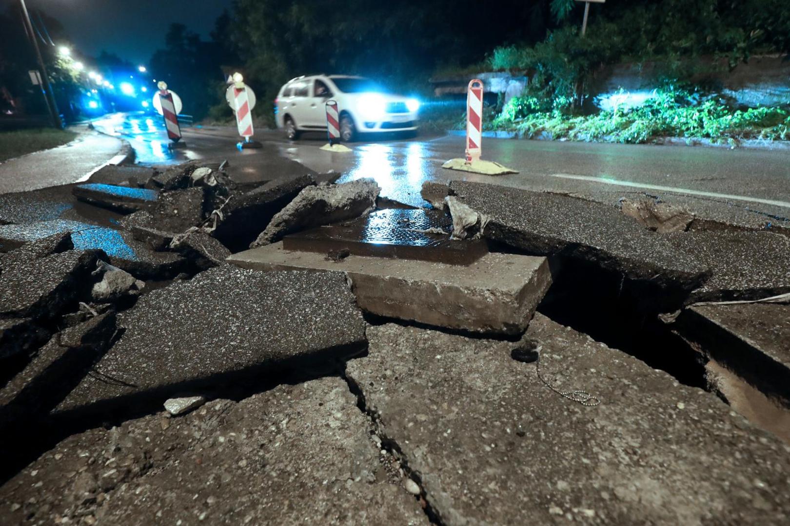 25.07.2020, Zagreb - Fraterscica. Jaka i obilna kisa uzrokovala je podizanje sahta za vodu i pucanje velikog dijela asfalta koji se uzdignuo te je promet u tom smijeru onemogucen. Photo: Sanjin Strukic/PIXSELL