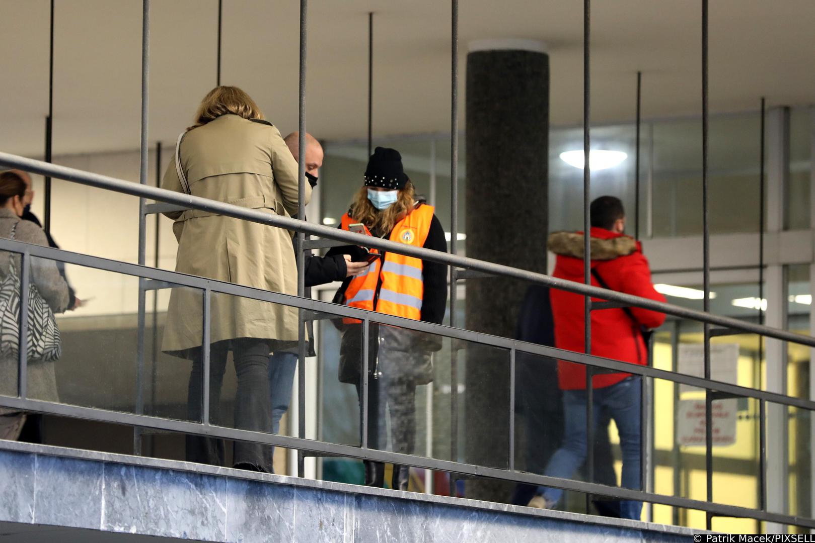 16.11.2021., Zagreb - Kontrola covid potvrda zaposlenika Gradskog poglavarstva.