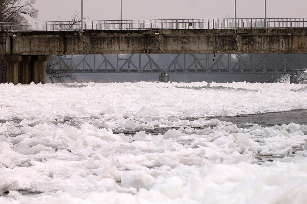 Zima kakvu ne pamtimo: U velja?i 2012. led je okovao rijeku Muru, što se nije dogodilo 30 godina