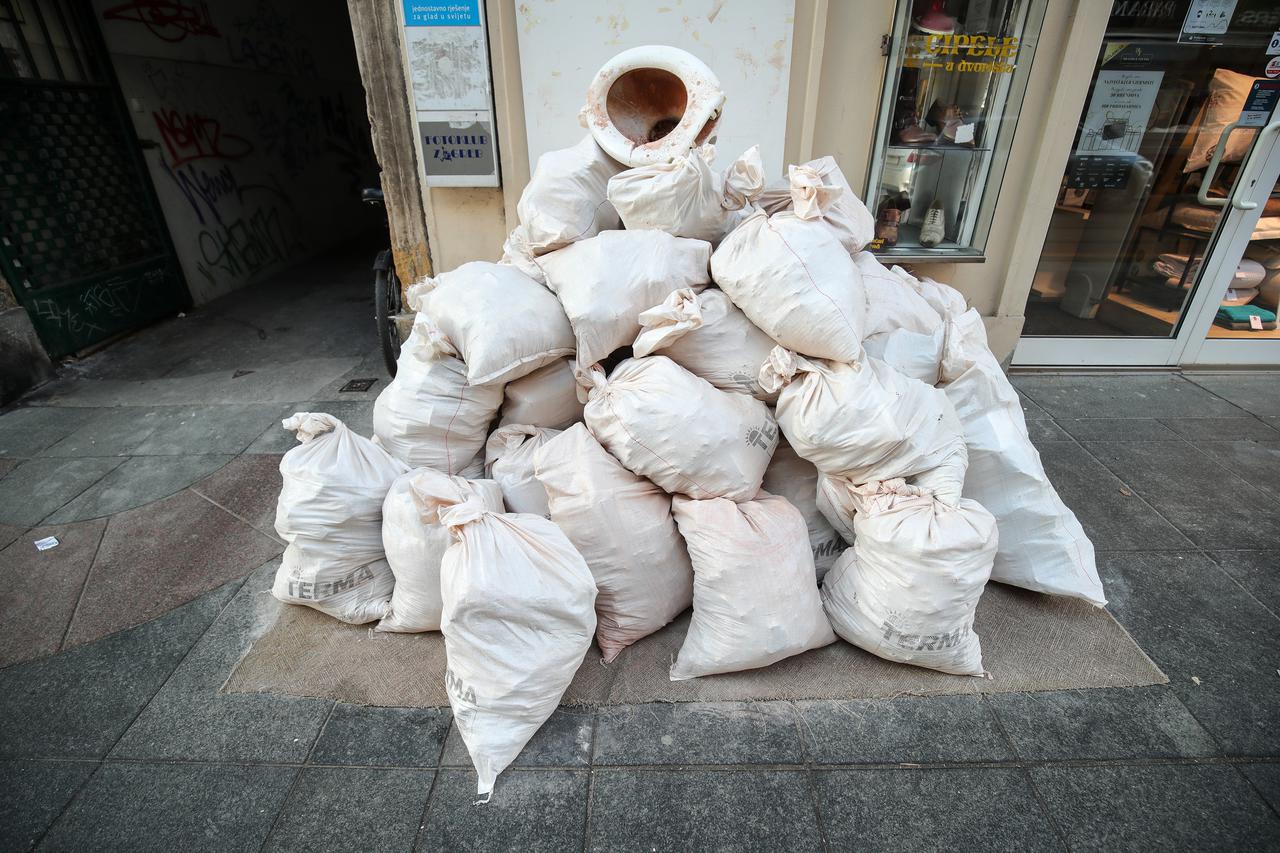 Nakon novog potresa centar Petrinje zatvoren za pješake