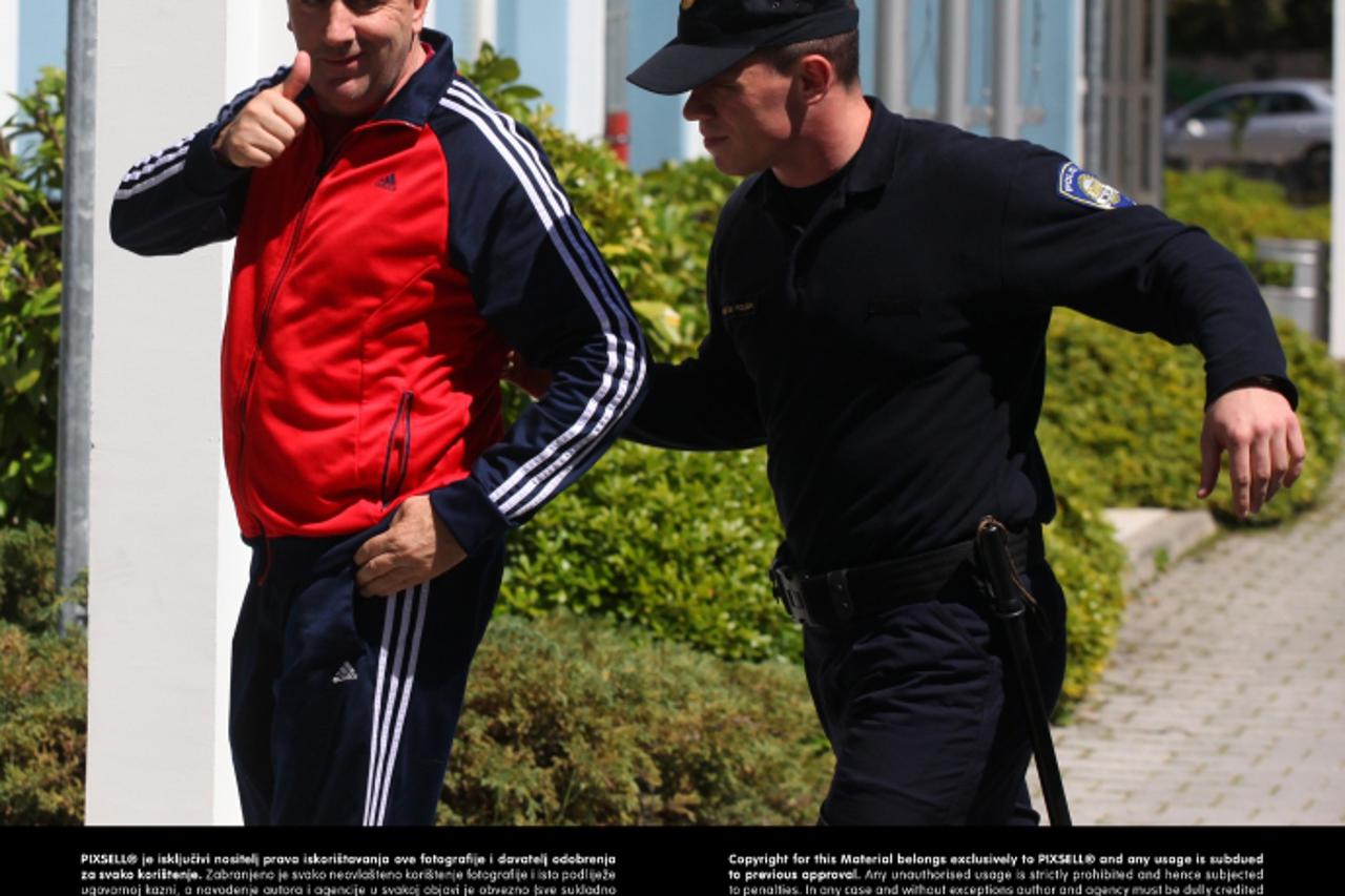 '13.04.2013., Zadar - Popularni pjevac Mladen Grdovic priveden u pratnji policije na Prekrsajni sud u Zadru, nakon jucerasnje prometne neserece u kojoj je sudjelovao svojim automobilom.  Photo: Zeljko