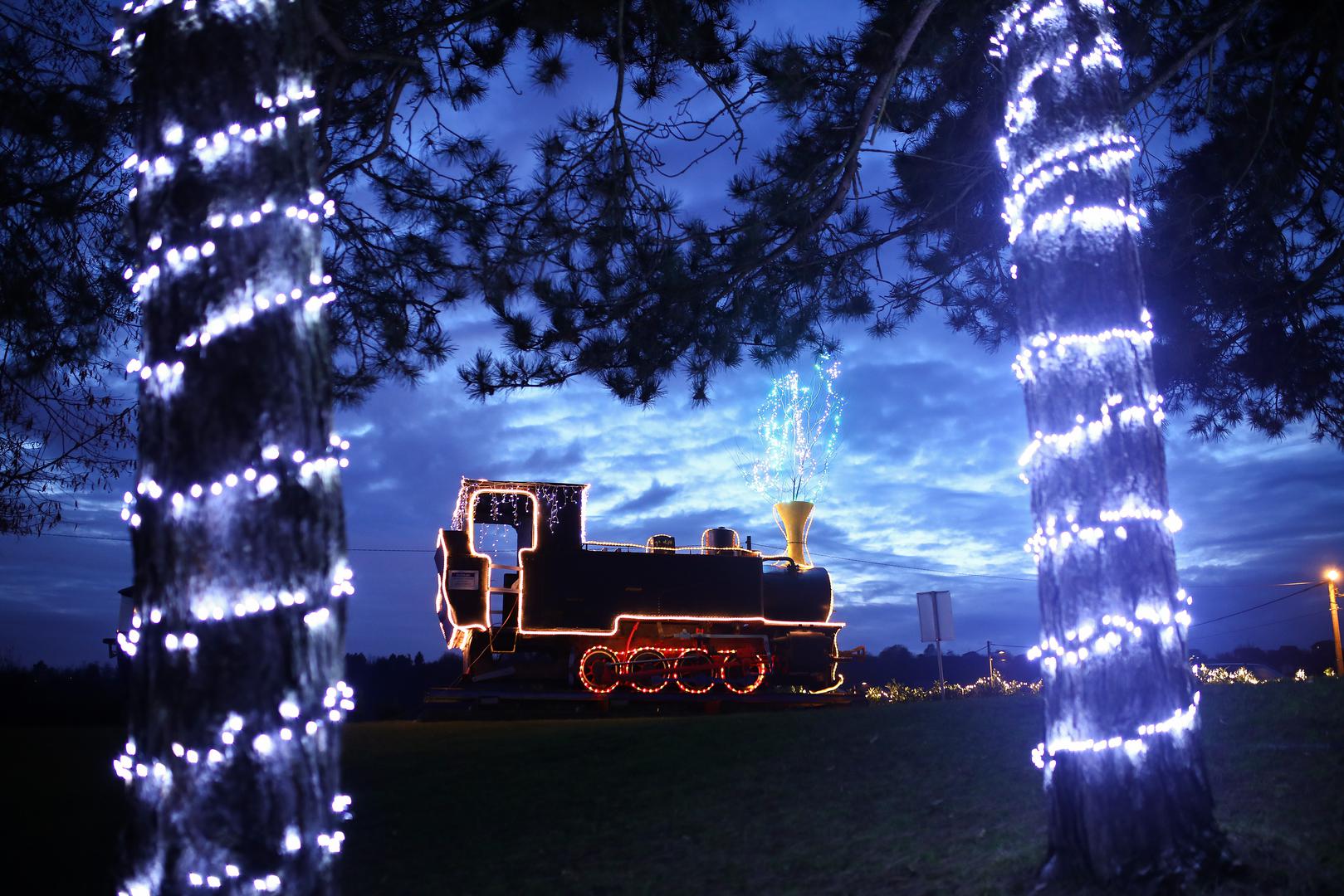 Udruga športskih ribolovaca i invalida Domovinskog rata poznata je na području zagrebačke Dubrave i šire zbog predivnih božićnih ukrasa koje pripreme svake godine na svom prostoru