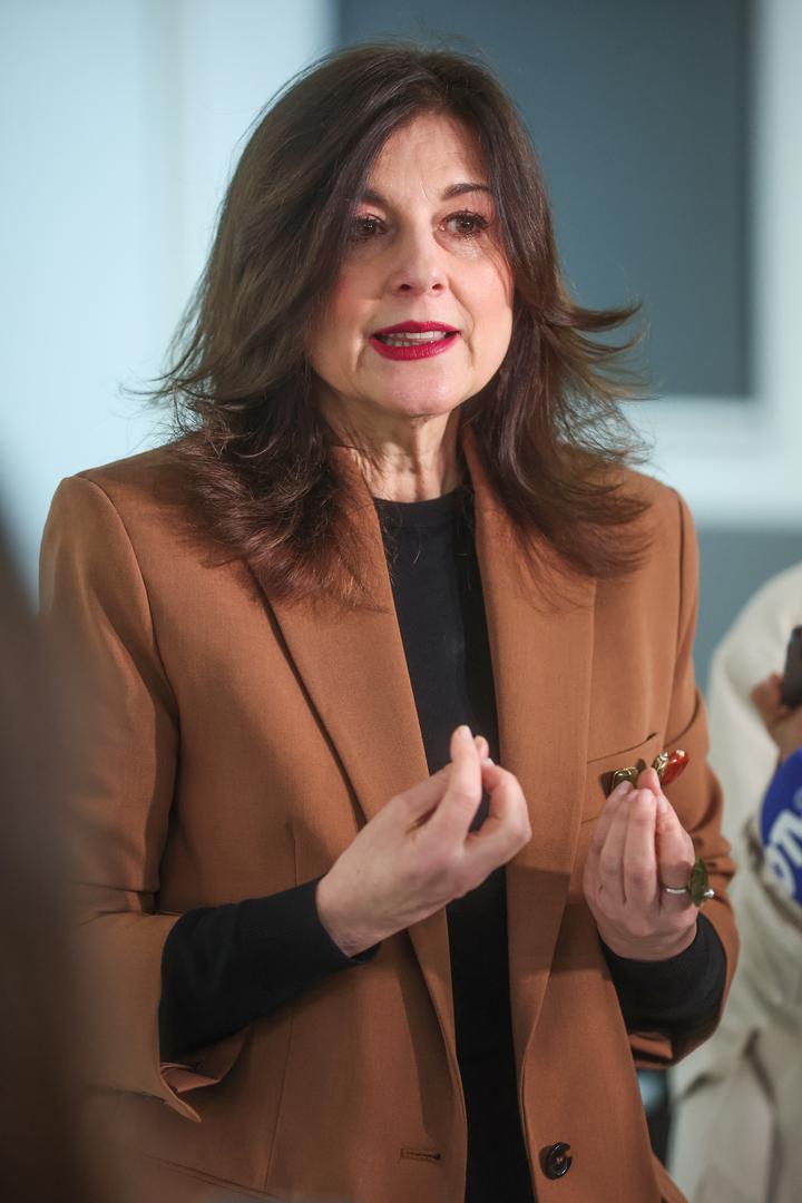 Ipak, ono što je njezin izgled izdvojilo iz mase i pretvorilo ga u modnu priču bili su pažljivo birani modni dodaci.