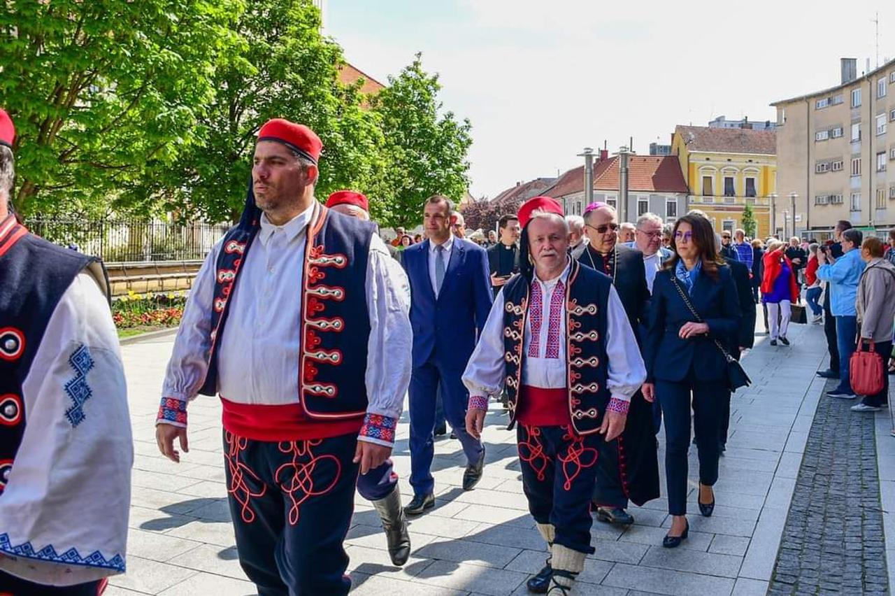 Tradicionalno postrojavanje povijesnih postrojbi iz Hrvatske i Mađarske i mimohod središtem Čakovca