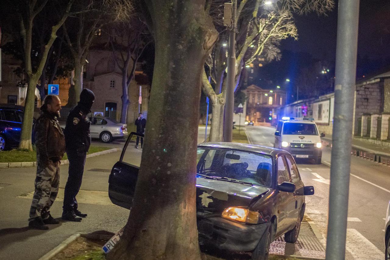 Pula: Bježali policiji u ukradenom automobilu pa se zabili u stablo