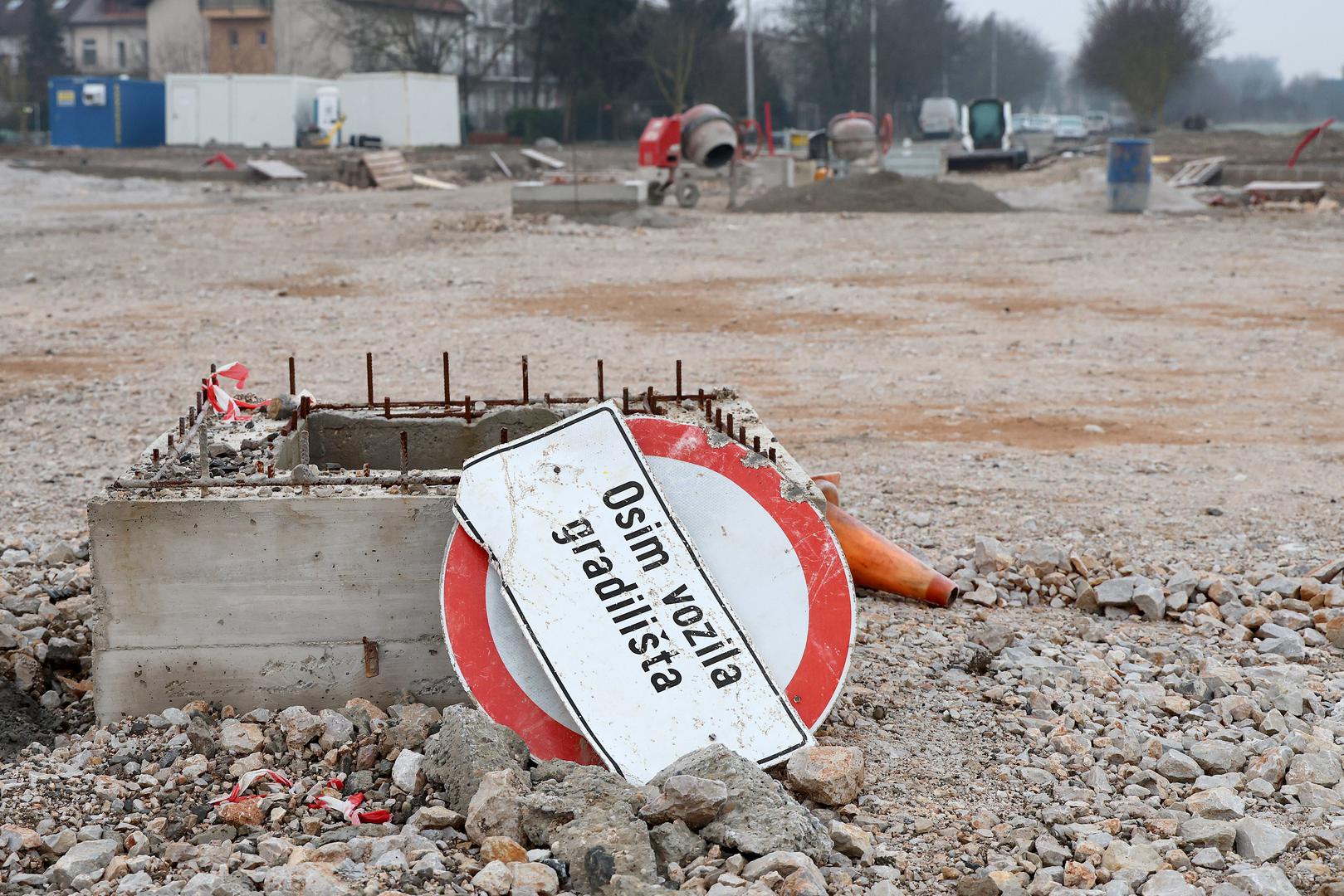 Na mostu je u tijeku betoniranje, dok je sjeverni dio trase u puno nižem stupnju završenosti. 