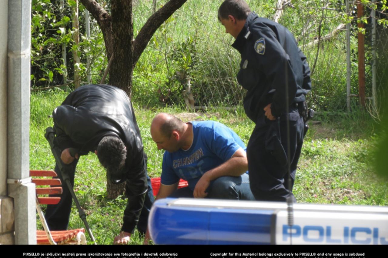 '08.04.2013. Kastel Kambelovac - Jutros oko 10 sati policajac u Kastel Luksicu ispred kuce na adresi Stupi pucnjem iz pistolja usmrtio psa ( najvjerojatnije lutalicu ) nakon sto ga je pas napao u neko