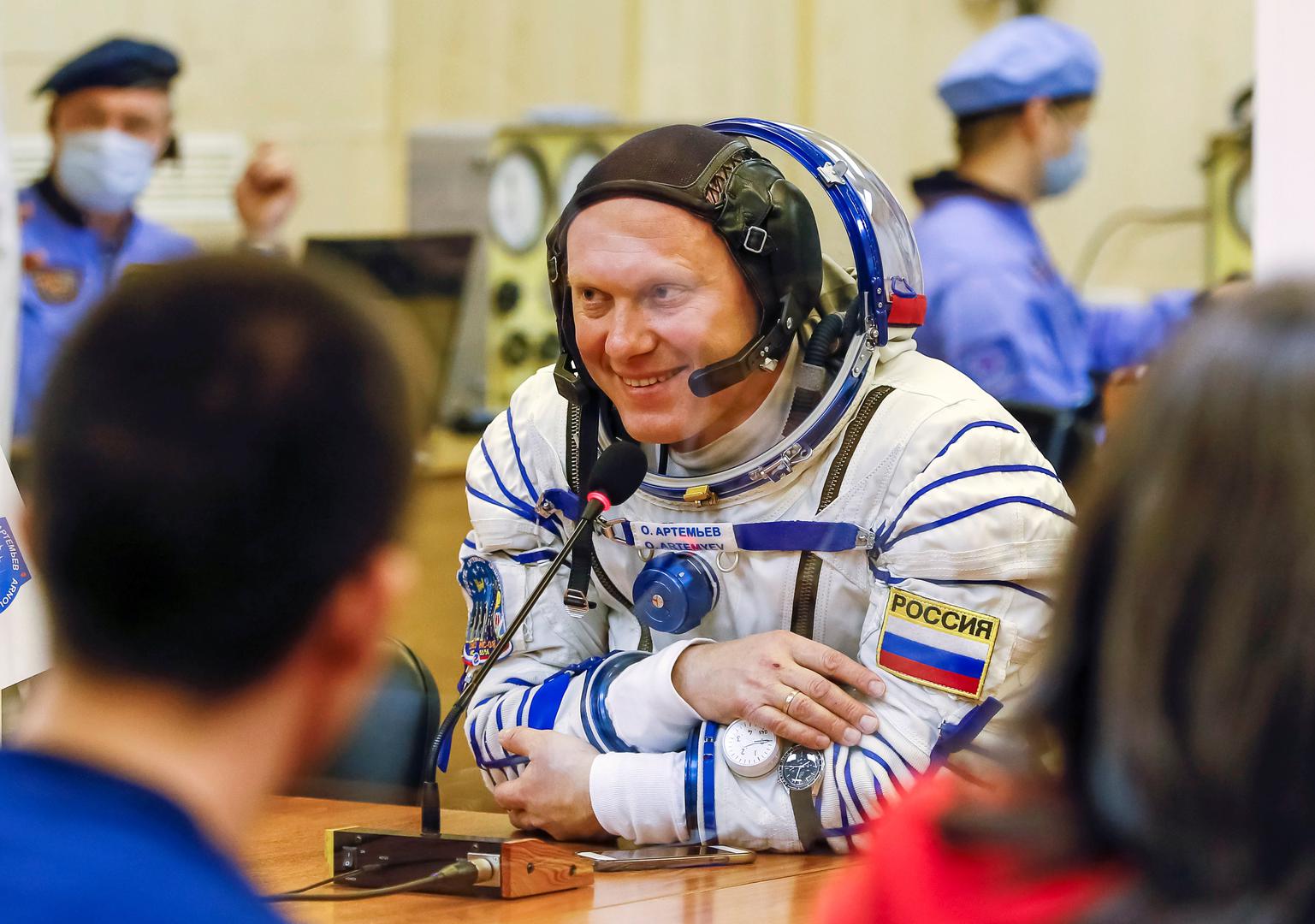 Ruski kozmonaut Oleg Artemjev je loptu ponio sa sobom kada se u ožujku pridružio posadi Međunarodne svemirske postaje.

