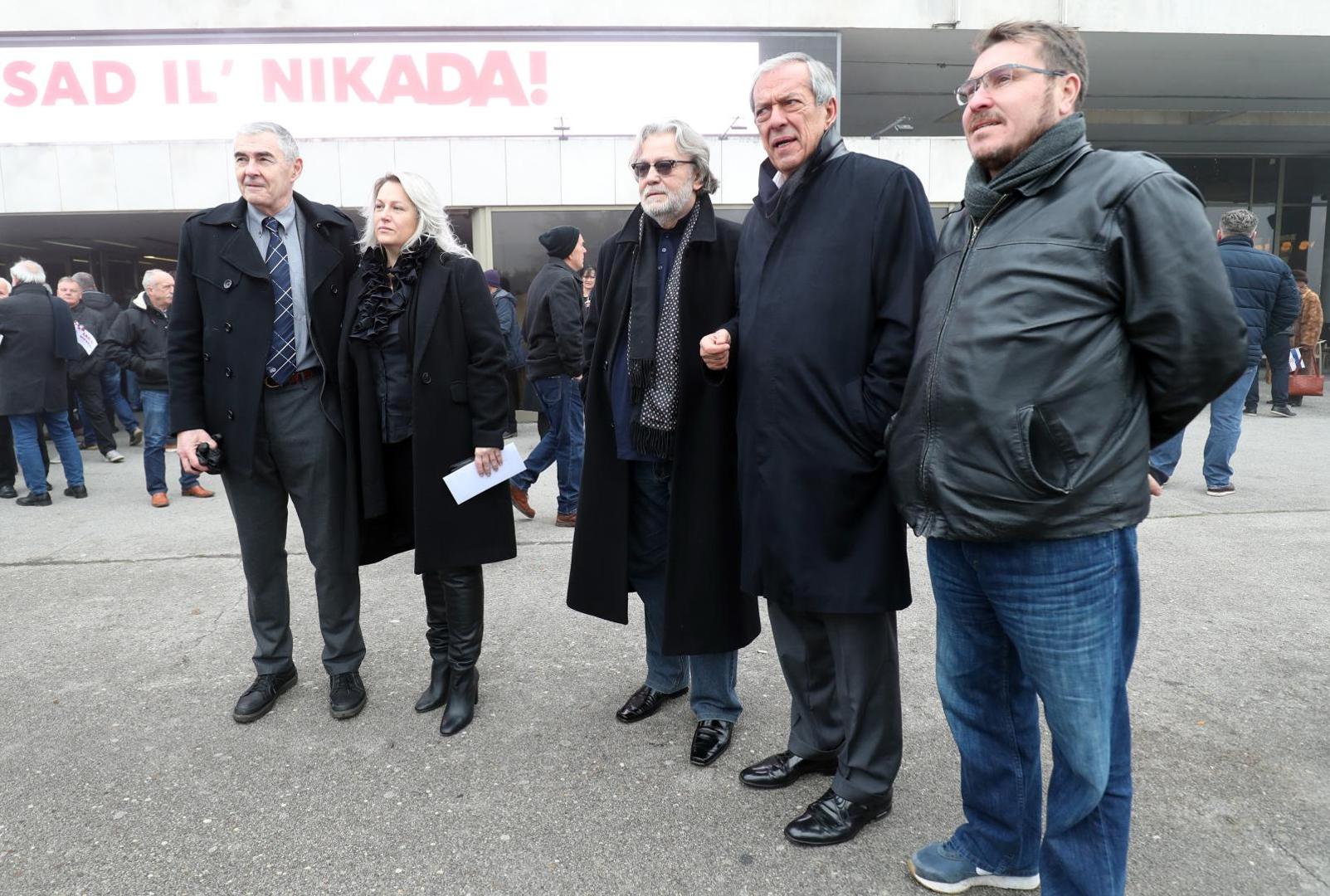 Na skup je stigao i saborski zastupnik Željko Glasnović, bivša ministrica iz Vlade Tihomira Oreškovića Bernardića Juretić, glumac Božidar Alić. 