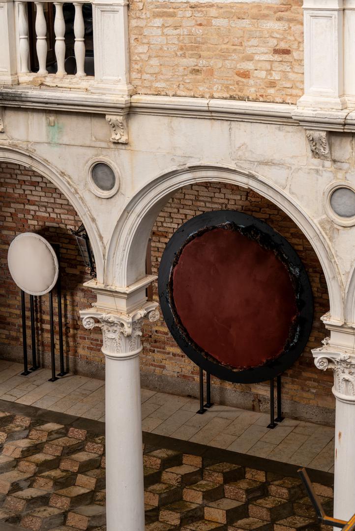 Postav se uspostavlja kao cjelovita reinterpretacija umjetničina opusa, pažljivo prilagođena prostornim i konceptualnim osobitostima palače, uz naglašen osjećaj teatralne estetizacije svojstven i Veneciji i umjetničinu rodnom Dubrovniku