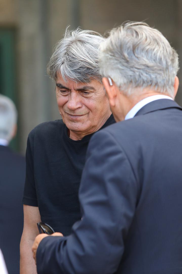 Krunoslav Šarić rođen je 1944. godine u Derventi. Nakon srednje škole upisao je studij glume na Akademiji dramske umjetnosti u Zagrebu, koji završava 1969. godine u klasi Koste Spaića.