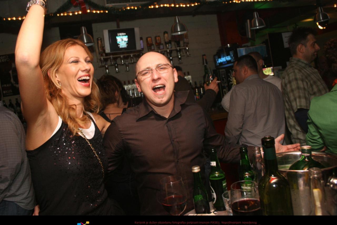 '17.12.2008 Zagreb -  Djelatnici Hrvatske radio televizije organizirali su bozicni party u Petici na jarunskoj cesti.Vesli novinari zabavljali su se do kasno u noc.Mirna Zidarc i Zeljko Vela Photo: Ma