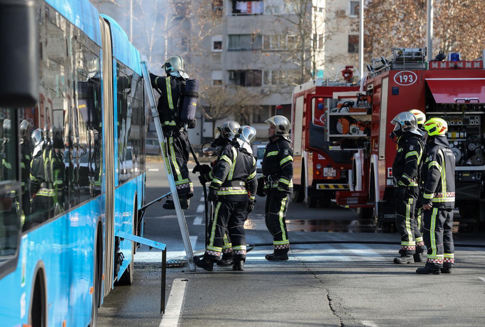 Na teren je odmah izašlo desetak vatrogasaca s dva vatrogasna vozila. 