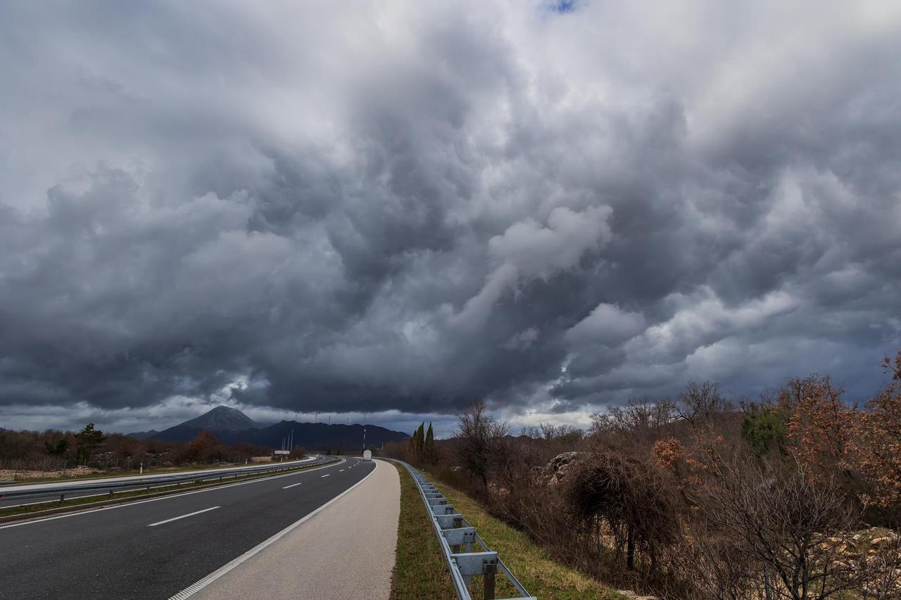 Šestanovac: Olujni oblaci iznad Dalmatinske zagore i Autoceste A1