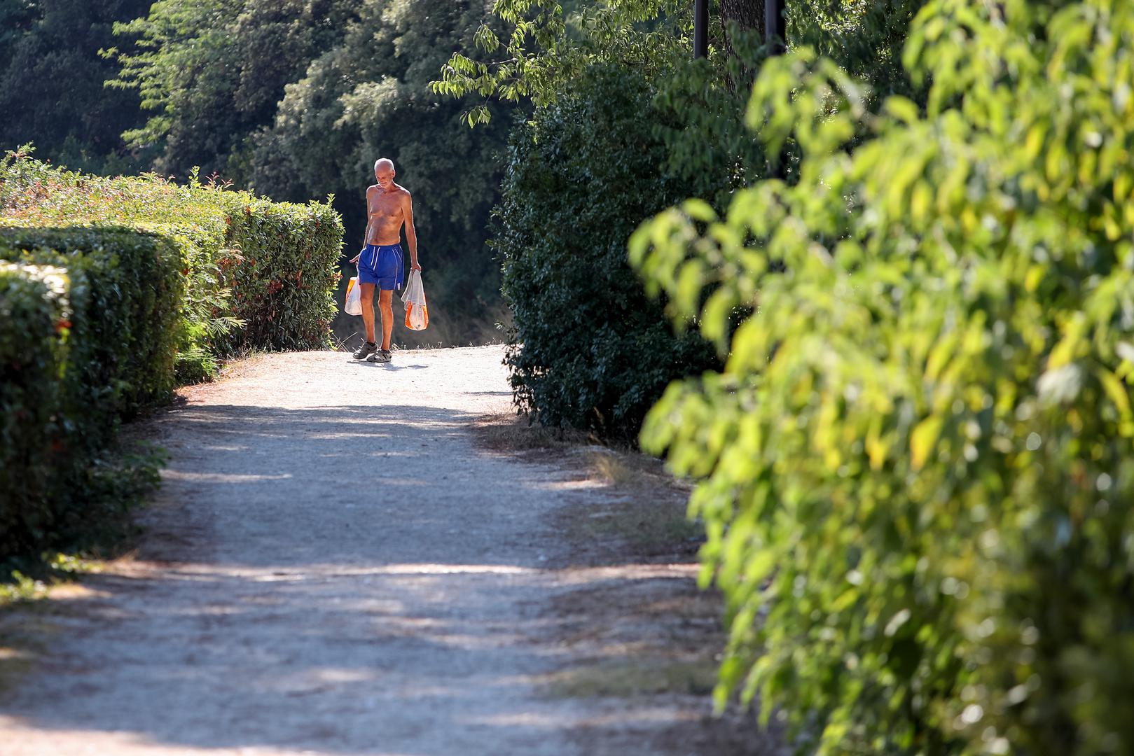 Perivoj Vladimira Nazora - Smješten uz stare zidine, ovaj park nudi hladovinu i pogled na more, te je jedno od najstarijih zelenih područja u gradu. 
