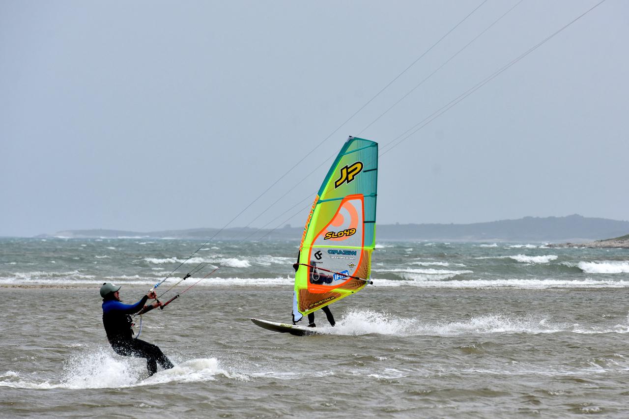 Medulin: Mnogobrojni surferi i kiteri uživali u "kroćenju" visokih valova