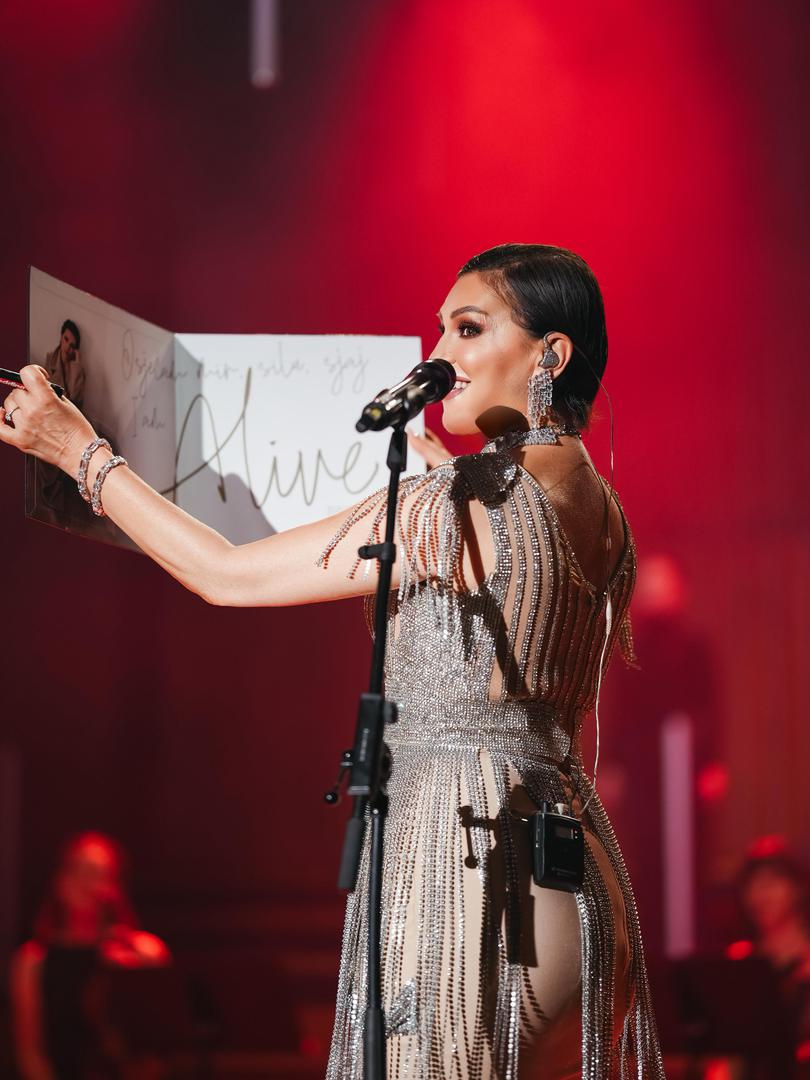 Pred prepunim Lisinskim Nina Badrić sinoć je predstavila svoje prvo vinilno izdanje - album "Moji ljudi"
