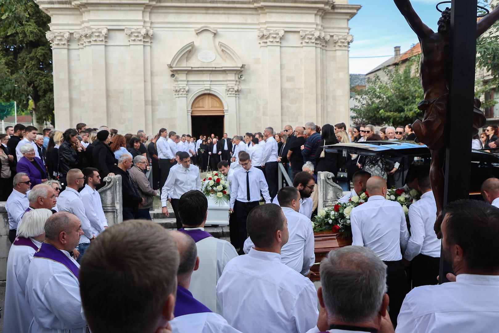 Tijekom Dana žalosti neće se održavati programi i događaji sa zabavnim sadržajem, a svi ugostiteljski objekti pozivaju se da poslovanje prilagode dostojanstvenom obilježavanju tog dana.