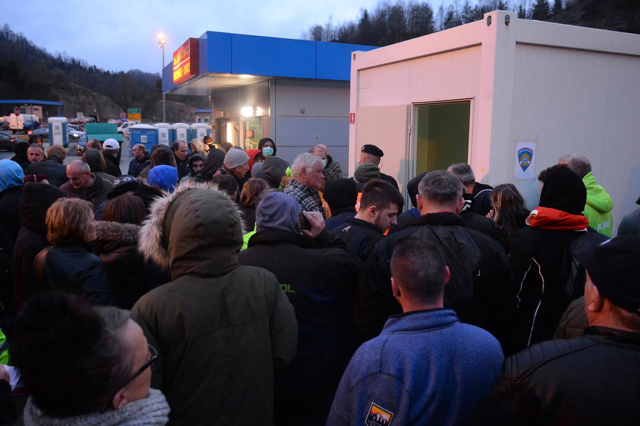 Velike gužve na graničnom prjelazu Macelj zbog koronavirusa