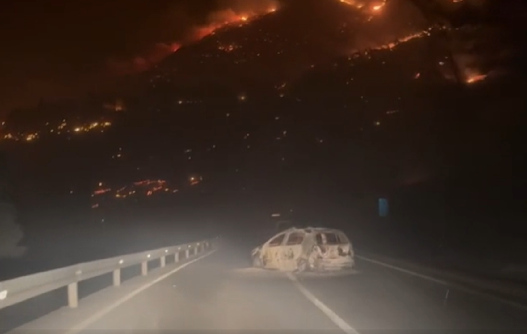 Na snimkama se vide i automobili napušteni nasred ceste, dok se u pozadini nad planinom još uvijek vide brojna žarišta i plamen. 