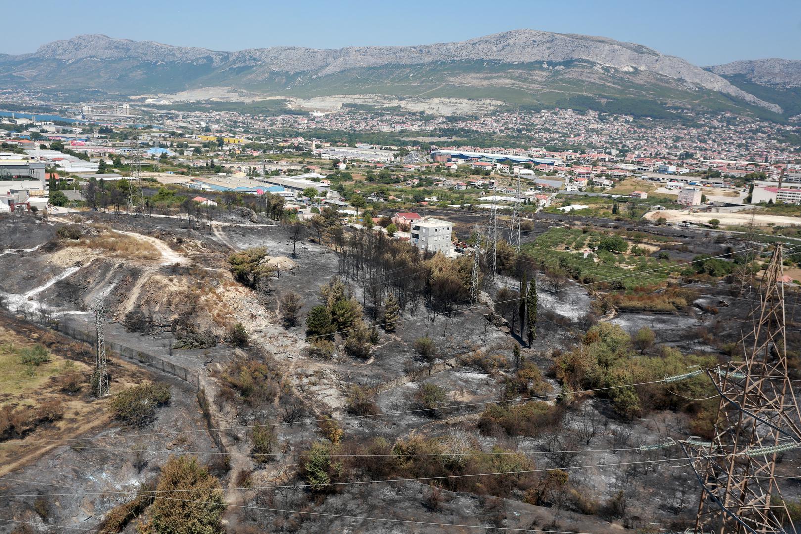 Fotografije iz splitskog naselja Kila najbolje pokazuju kakvu je štetu požar napravio. 