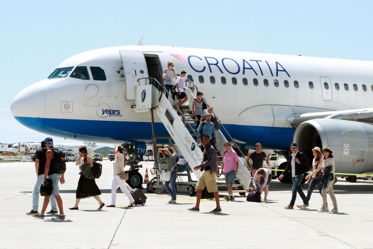 28.07.2014., Split - Guzva na splitskom aerodromu. Danas je docekana 15. milijunta putnica Croatia Airlinesa Jelena Nincevic. Photo: Ivana Ivanovic/PIXSELL