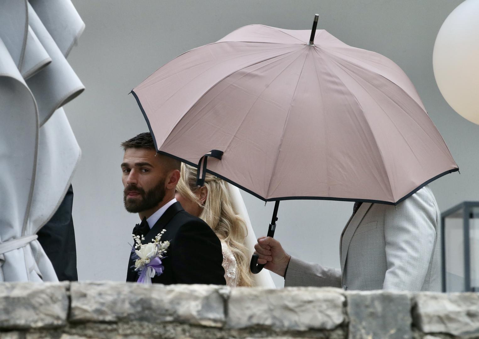 Vjenčali su se u svibnju 2022. godine u Splitu. Slavlje im nije pokvarila ni kiša koja je padala taj dan, a mladenki su kišobrani pomogli da se sakrije od radoznalih pogleda.