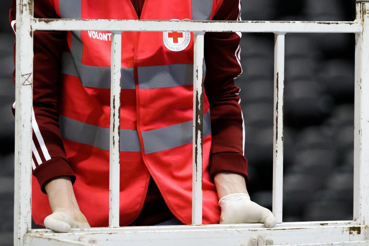Split: Volonteri Crvenog križa započeli s postavljanjem kreveta u Spaladium Areni