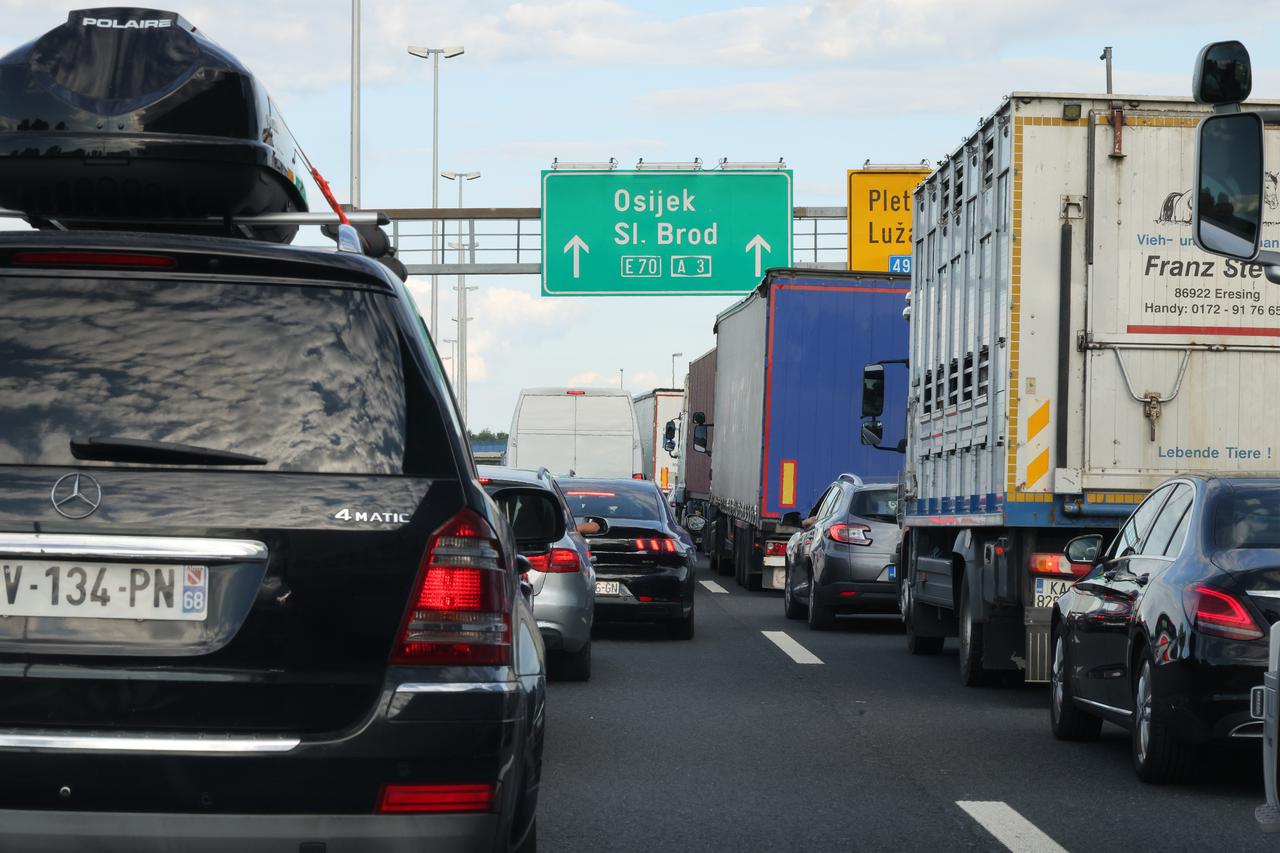 U sudaru dvaju vozila na A3 kod Lužana poginulo dijete, kolona duga četiri kilometra