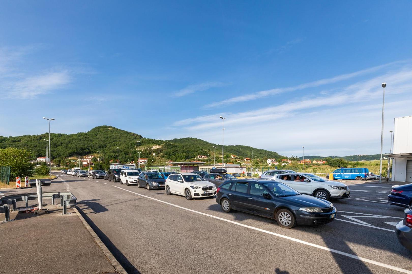22.05.2020.. Plovanija - Strani drzavljani ulaze u Hrvatsku na granicnom prijelazu Kastel.Photo: Srecko Niketic/PIXSELL