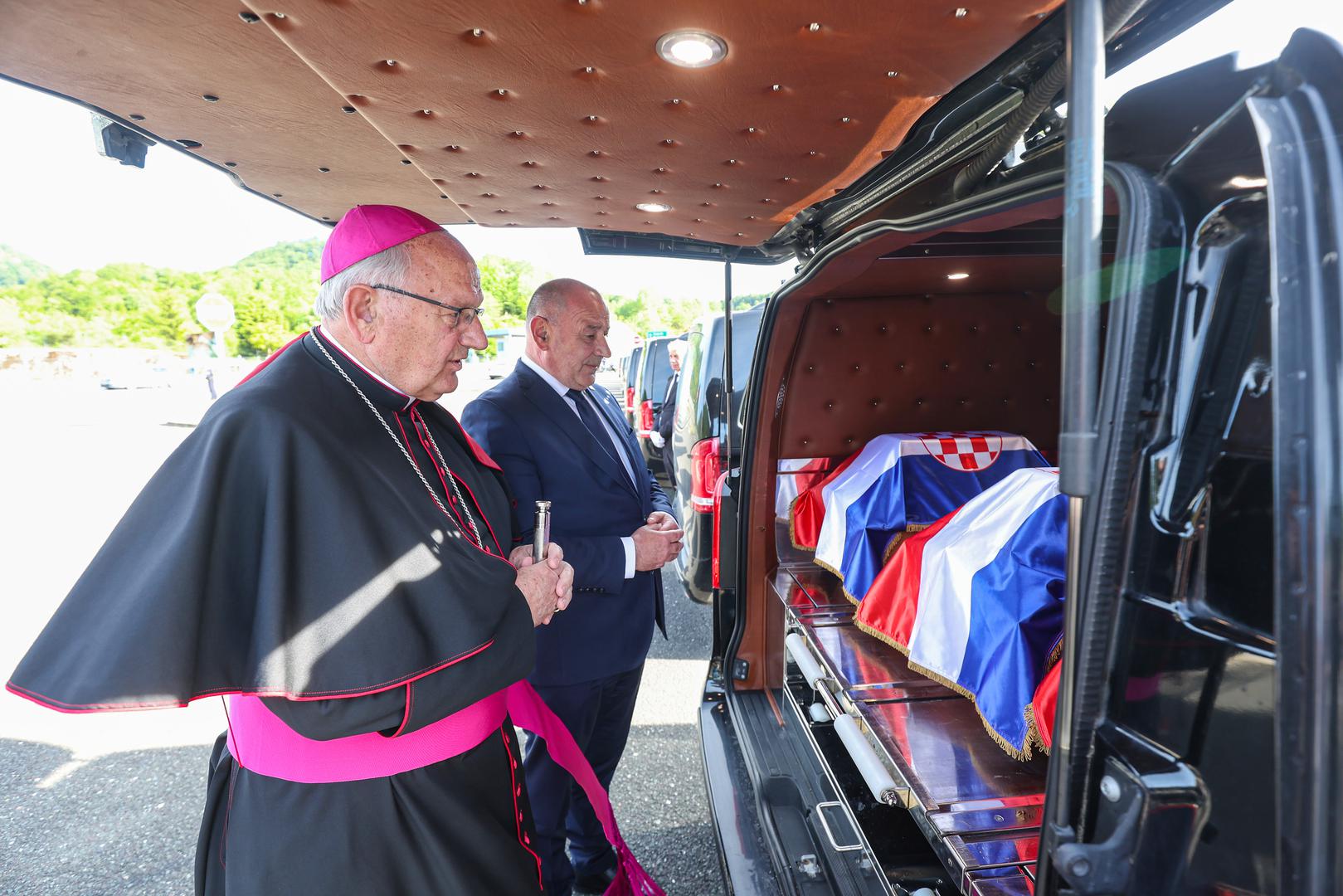 Medved je rekao da Hrvatska nakon 80 godina vraća posmrtne ostatke 500 Hrvata koje su partizanske jedinice pogubile u Sloveniji nakon završetka Drugog svjetskog rata, a ekshumirani su iz četiri masovne grobnice na lokacijama Trebče, Podstenice/Rugarski klanci, Košnica pri Celju i Cerklje ob Krki.

