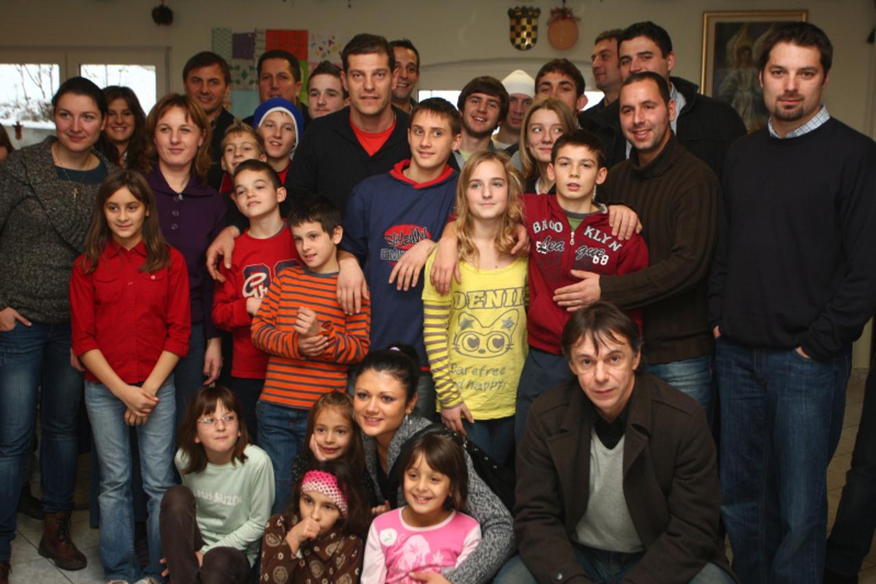 '15.12.2009., Zagreb, Hrvatska -  Slaven Bilic i Nikola Jurcevic posjetili su Centar za nezbrinutu djecu u Vugrovcu i donijeli im razne poklone te se malo druzili sa njima. Photo: Dalibor Urukalovic/P