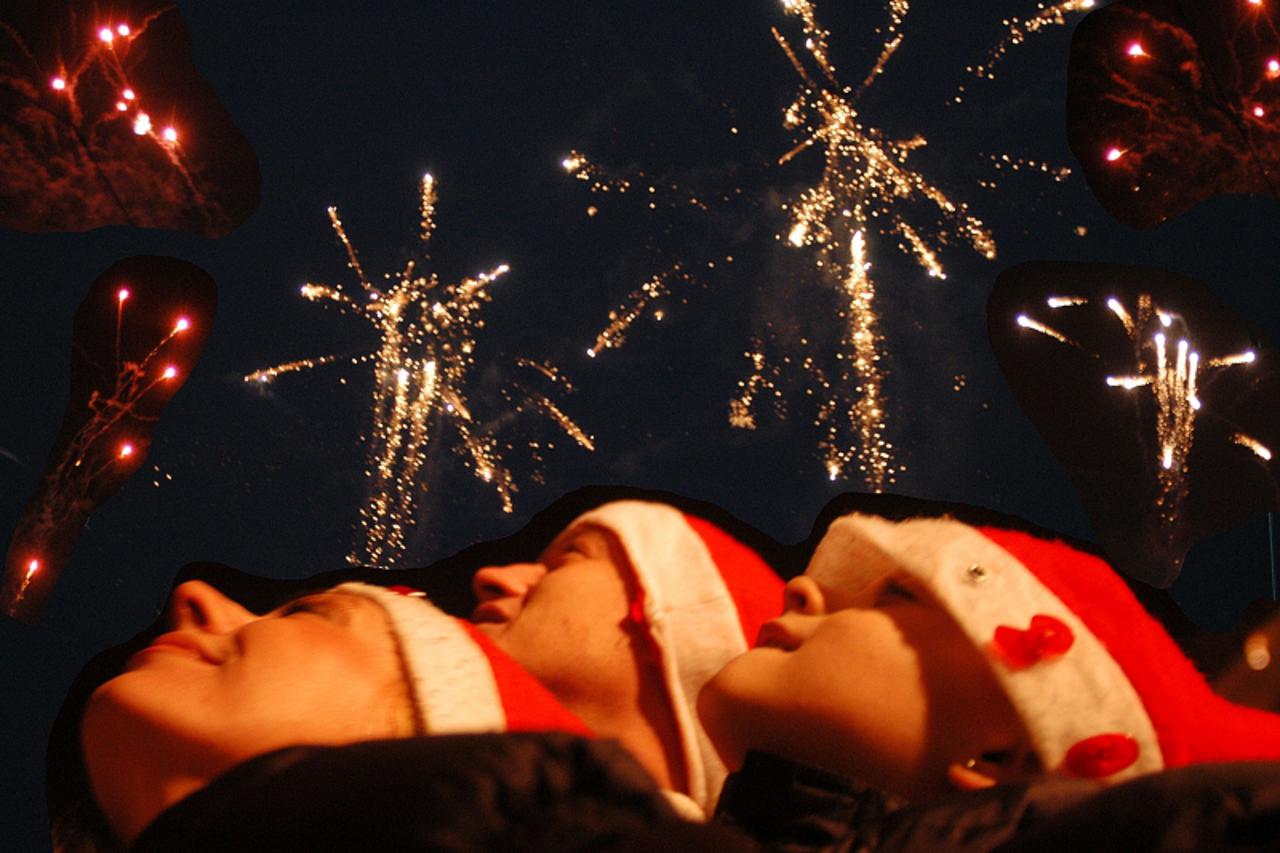'gradska...zagreb...01.01.2004. trg bana jelacica, docek nova godina2005, vatromet, slavlje, ljudi foto: goran stanzl'