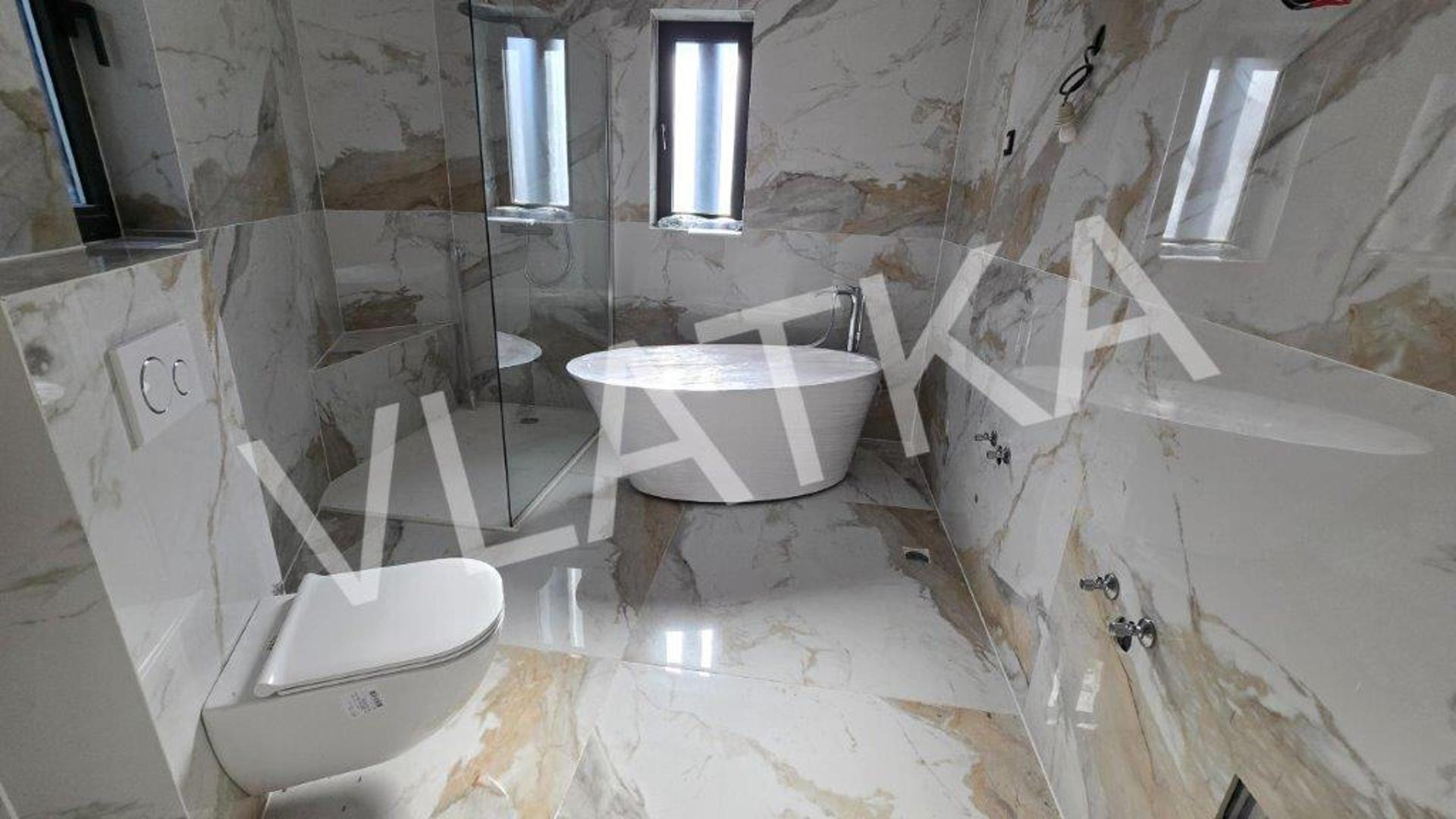 Iznajmljuje se z 7000 eura, a u agenciji napominju da se može iznajmljivati i odvojeno, trosobni i četverosobni stan za 3000, odnosno 4000 eura. 