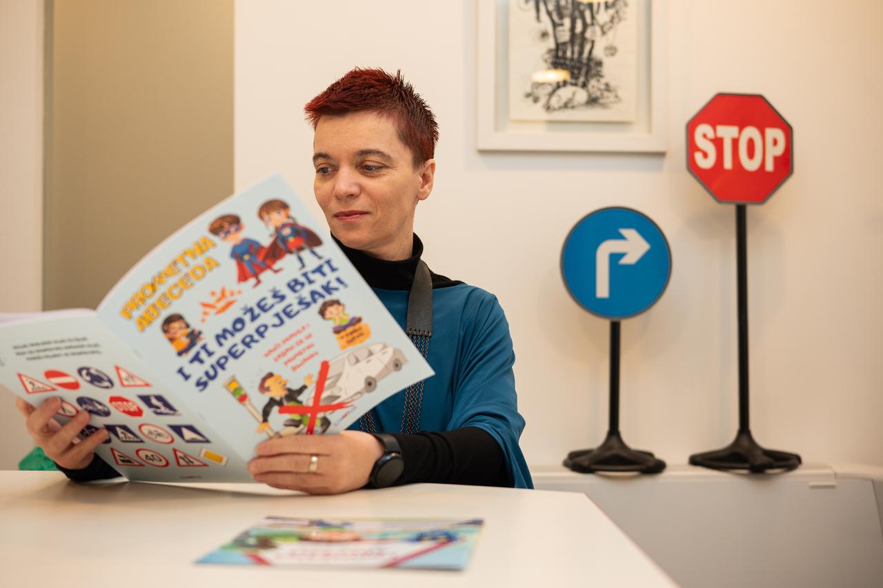 Zagreb; Sandra Mikulčić s prometnim znakovima