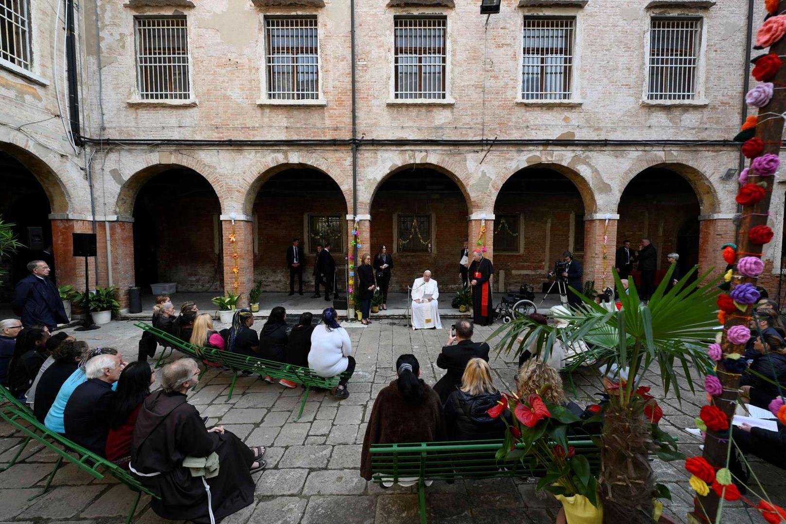 Pope Francis meets with the faithful at the Venice Women's Prison on the Island of Giudecca, Venice, Italy April 28, 2024.   Vatican Media/­Handout via REUTERS    ATTENTION EDITORS - THIS IMAGE WAS PROVIDED BY A THIRD PARTY. Photo: Divisione Produzione Fotografica/REUTERS