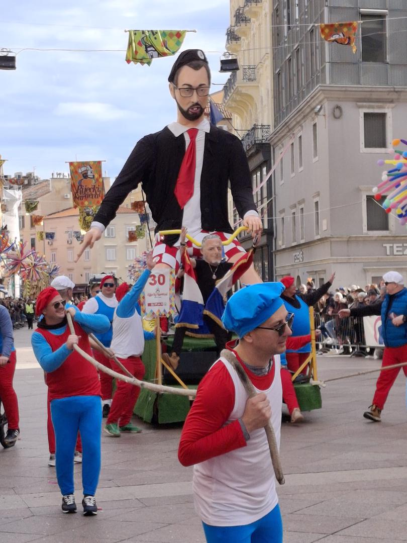 Maske, šarenilo i ples su na ulicama Rijeke, a ove su godine, izgleda, omiljeni likovi za maskiranje Marko Perković Thompson i Tomislav Tomašević, izabrali su ih tako i "Krnjevalska udruga 'Polantana'" iz Kaštel Kambelovca, a  masku su nazvali "Biciklistička bojna".