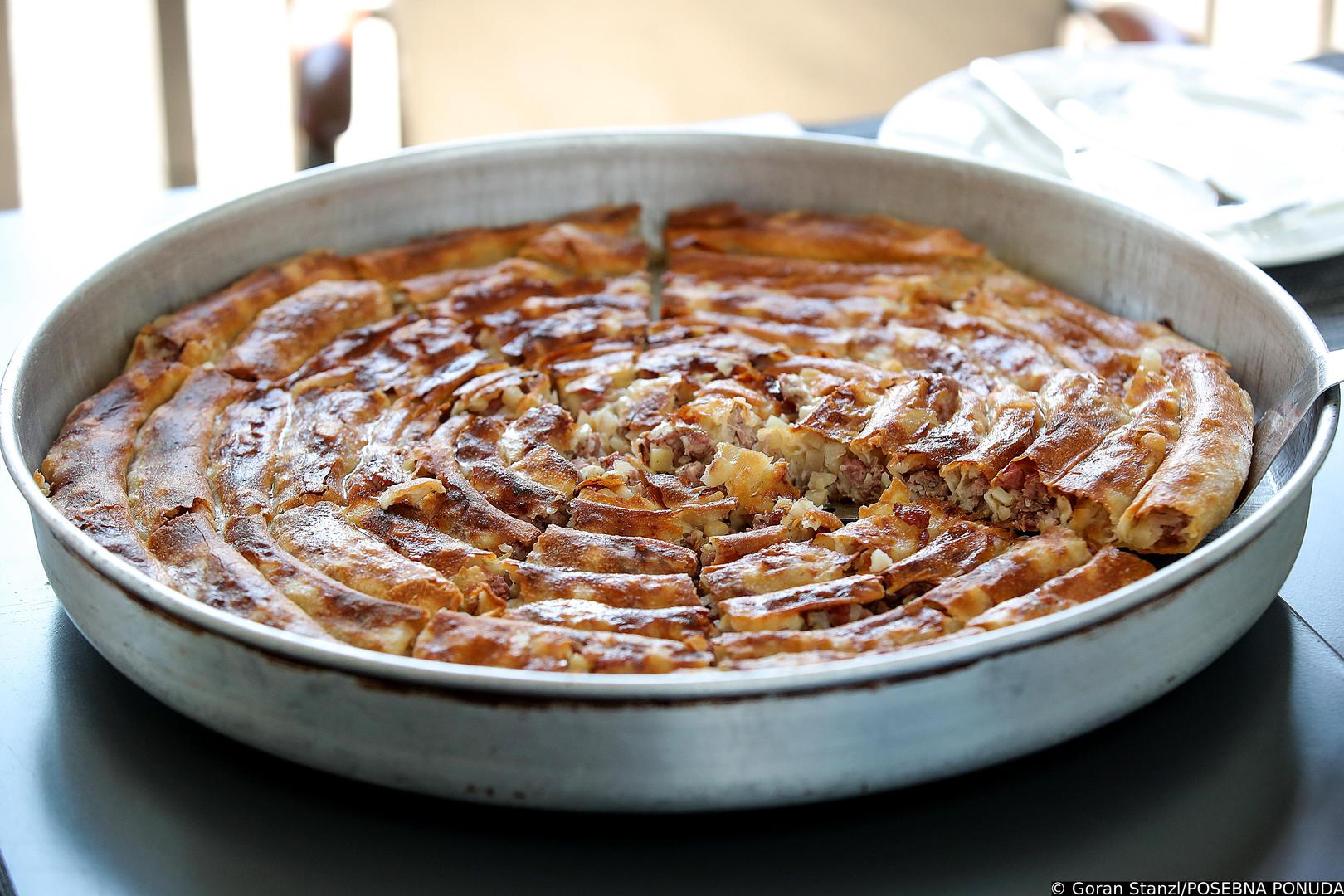 16. Burek: Burek je specijalitet balkanske kuhinje, posebno popularan u Bosni i Hercegovini, Srbiji, Hrvatskoj i Turskoj. Burek se sastoji od više slojeva tankog tijesta punjenog mesom, sirom, špinatom, krumpirom ili drugim nadjevima. Burek se najbolje poslužuje svježe pečen i vruć. Burek je namijenjen da se jede rukama.