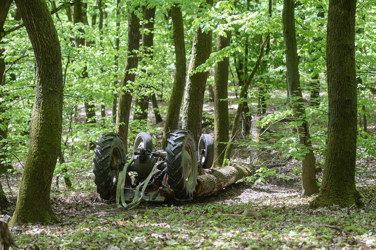 Dobrodol: Prevrnuo se s traktorom i poginuo