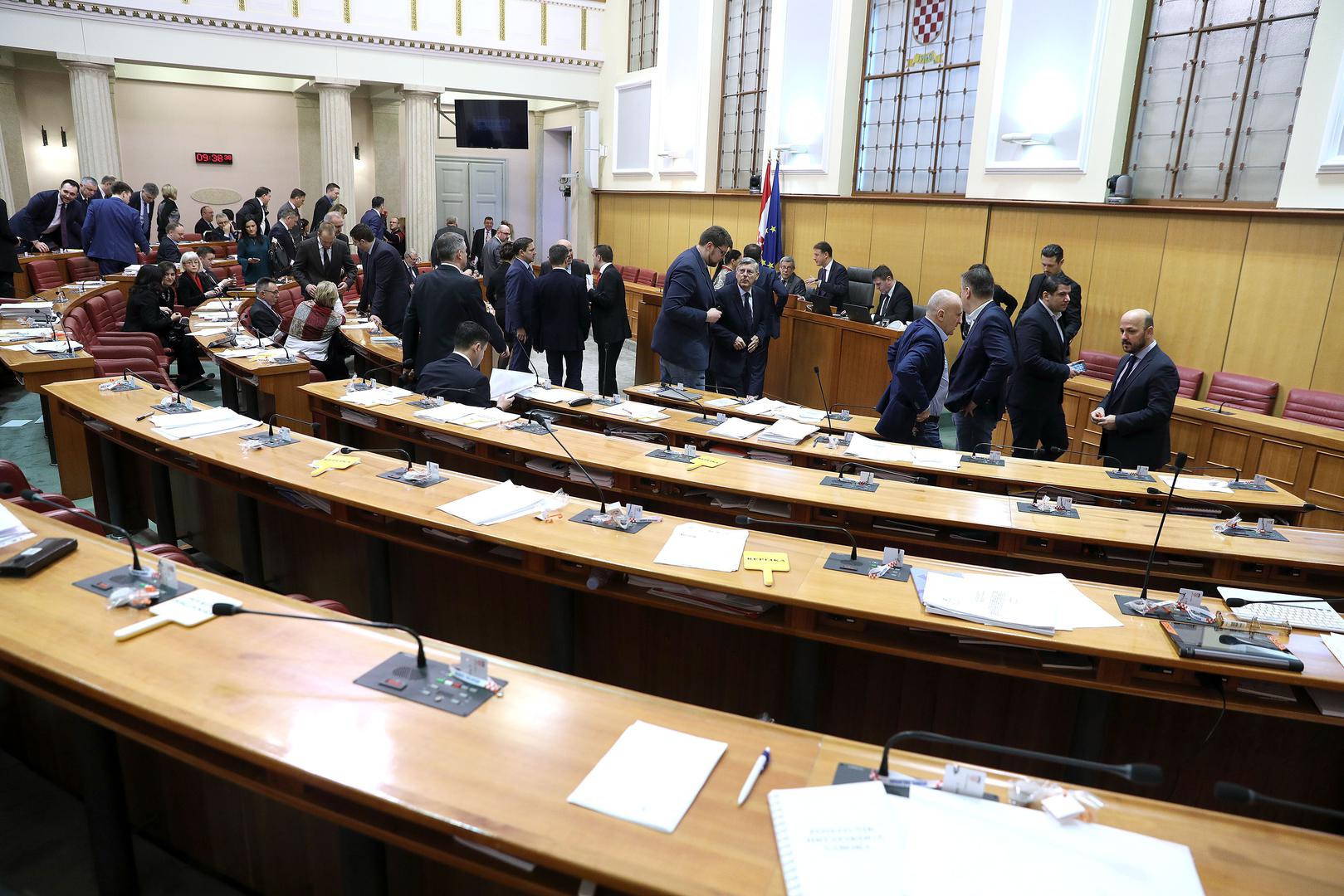 Bez povjerenja dok god politika uhljebljuje ljude

Nužno je vratiti povjerenje u institucije ove zemlje i politiku kako bi mladi vidjeli perspektivu i ostali u ovoj zemlji. No, to će biti teško moguće sve dok institucije služe politici za uhljebljivanje svojih kadrova, za zapošljavanja preko veze i napredovanje bez kriterija.