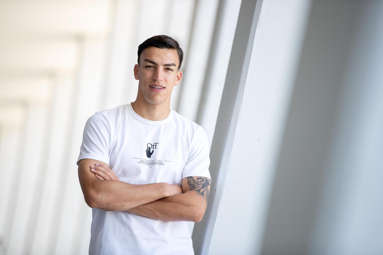 Poslije sjajih igara u Boavisti kupila ga je Benfica, ali tamo se nije uspio izboriti za minutažu pa je sreću potražio 'preko bare'.