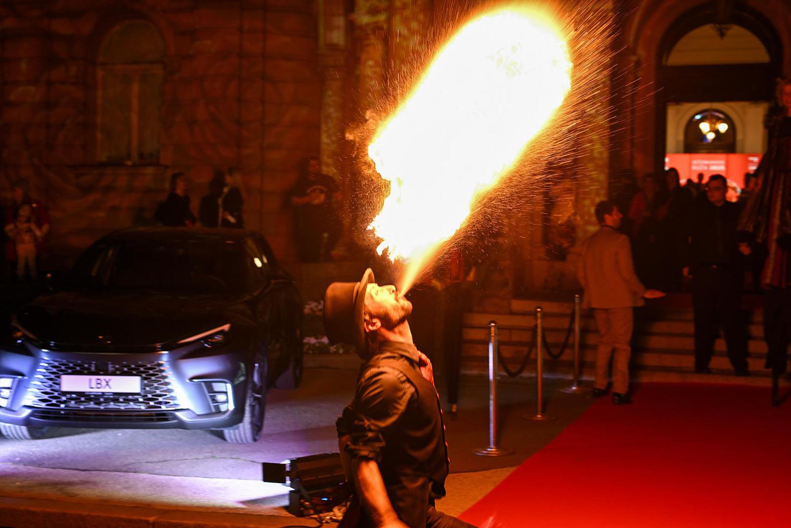 Na ulazu u HNK priređen je i posebni doček i program.