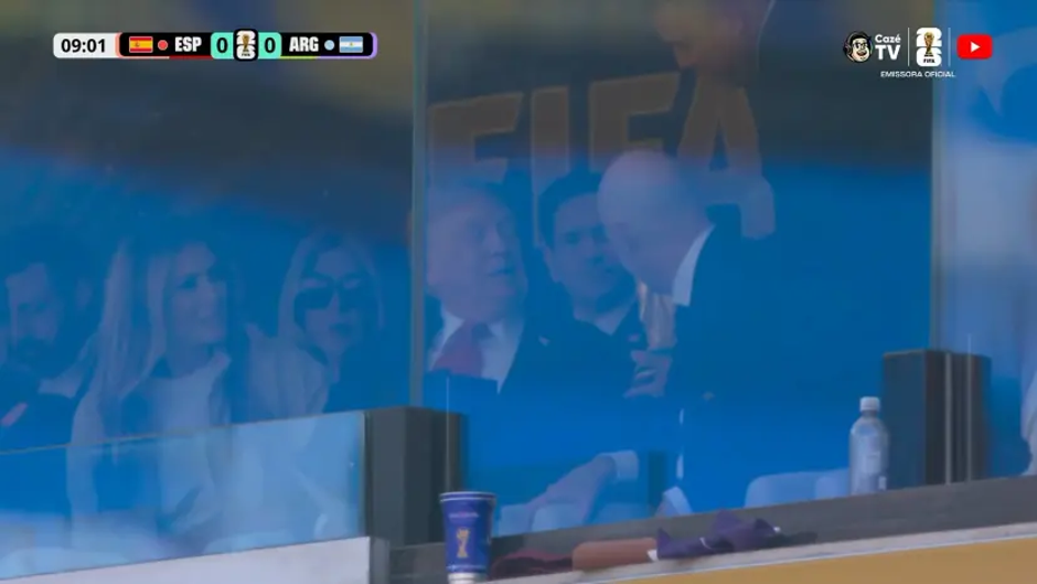 Donald Trump dodiruje trofej prije početka finala