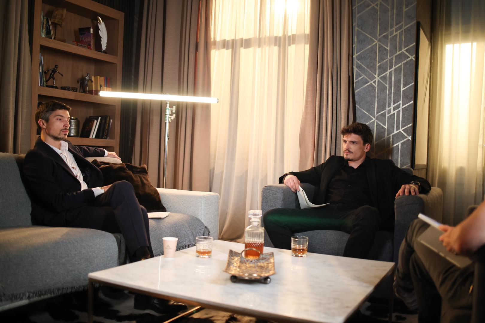 Šimun je izgubio skrbništvo nad Milom, Blanka je u pritvoru, Tomo i Paula su pred bračnim krahom, a Olga, nakon svađe s Martom i Viktorijom, stoji na ulici s krvavim nožem u rukama, dok se policijske sirene sve više približavaju.